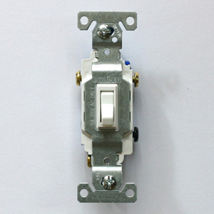 3路スイッチ照明器具１点に付きスイッチが2箇所必要な場合
例：階段の登り口にスイッチを取り付け点灯→階段を登りきった個所にスイッチを取り付け消灯
