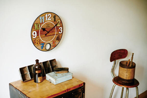 木目を最大限に活用したアンティークテイストの壁掛け時計。 