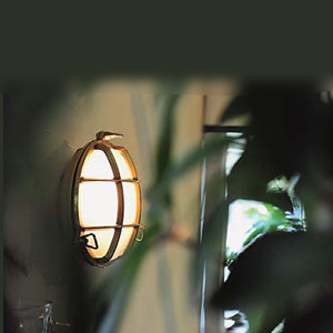 船舶用の小型のバルクヘッドライト（船舶の隔壁、艦橋部壁付け、天井付けの照明器具）を日本のエクステリア用にアレンジしたライト。 