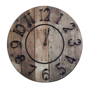 鉄製の数字を木目風の文字盤に打ち込まれ、まるで時に晒され使い込んだかのような風合いが、無骨でスタイリッシュな時計です。